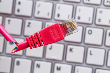 Defektes Netzwerkkabel auf Tastatur