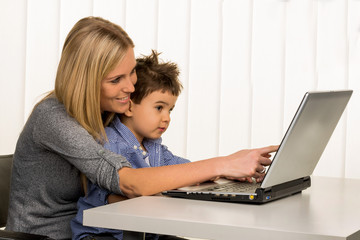 Mutter und Sohn am Computer