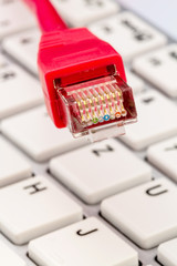 Netzwerkkabel auf Tastatur