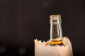 Crédence de cuisine en verre imprimé Bar detail of bottle in the paper bag