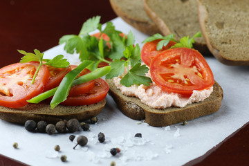 sandwich bread tomato sauce green healthy vegetables