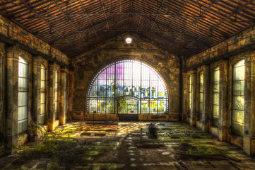 dôme en verre d& 39 usine électrique abandonnée
