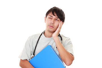 頭痛を訴える医師