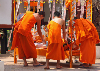 Laos, offrandes à Bouddha à Luang Prabang