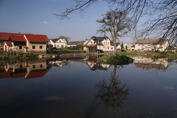 Fototapeta na wymiar Village around the pond