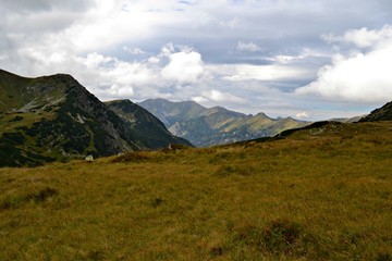 Górska panorama z zachmurzonym niebem