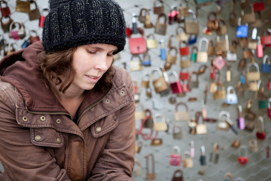 Frau mit Liebeskummer auf einer Liebesbr&uuml;cke