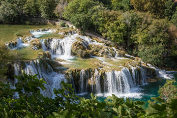 Obraz premium gigantisch azurblaue Wasserfälle und glasklares Türkises Wasser mit markanten Steinformationen