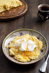polenta con uovo sfondo rustico