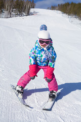 Fototapeta na wymiar girl on ski