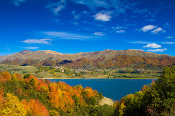 Paesaggio tipico dell'abruzzo in autunno