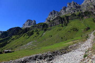 Im Tal auf der Klausenpassstrasse