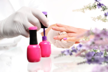 Różowy manicure. Gabinet kosmetyczny