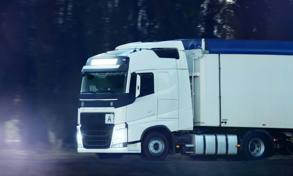 Fahrender LKW