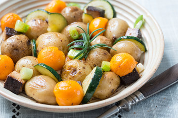 Vegane  Kartoffel-Zucchini -Kürbis -Pfanne  mit Räuchertofu 