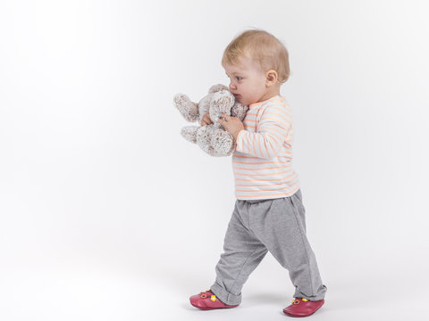 bimba passeggia con il suo peluche