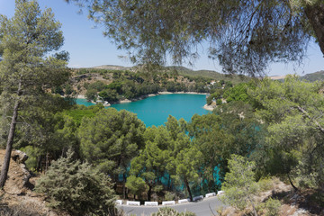 Vista desde un pinar del pantano del Chorro en Málaga
