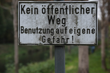 hinweisschild kein &ouml;ffentlicher weg, benutzung auf eigene gefahr