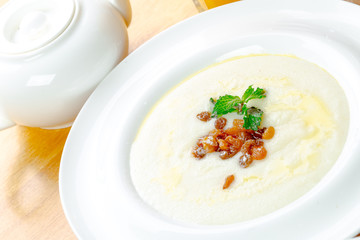 Porridge with raisins