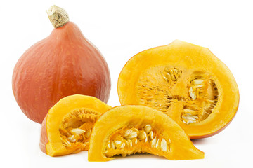Ganzer Hokaido Kürbis und Stücke, freigestellt