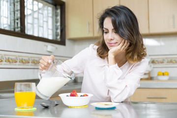 Obraz na płótnie Canvas Attractive woman having breakfast