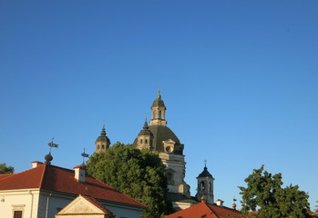 Великолепие старинного монастыря  в полуденных красках осеннего дня