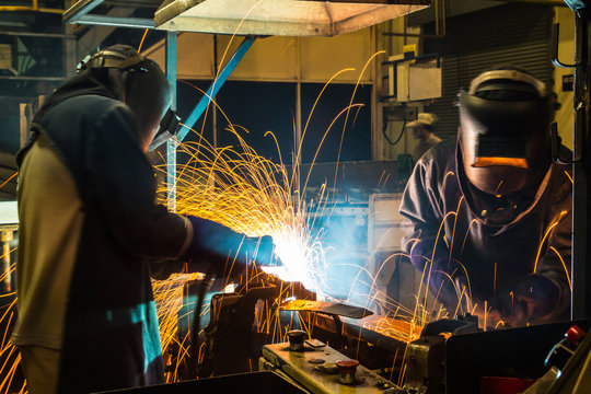 Movement Teamwork in various forms of welding skills up.