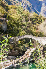 Lavertezzo, Dorf, Verzascatal, Valle Verzasca, Verzasca, Fluss, Steinbr&uuml;cke, R&ouml;merbr&uuml;cke, Wanderweg, Herbst, Tessin, Schweiz