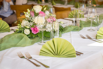 Tischdekoration mit Blumen