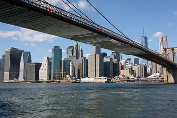 Fototapeta na wymiar New York, Brooklyn Bridge et la sky line de Manhattan
