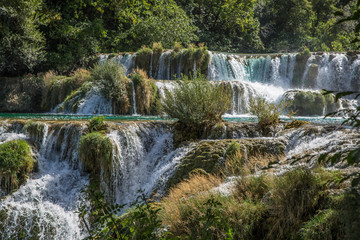 Fototapeta premium gigantische türkise, glasklare Wasserfälle