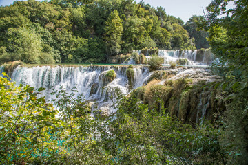 gigantische türkise, glasklare Wasserfälle