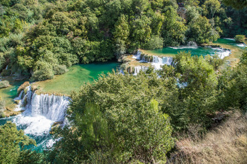 Fototapeta na wymiar gigantische türkise, glasklare Wasserfälle
