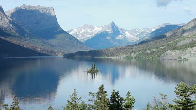 Glacier NP Goose Island Mountain lake P HD 0497