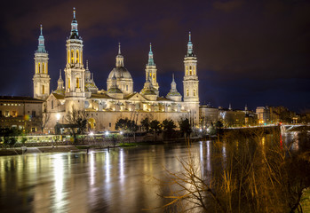 Fototapeta na wymiar El Pilar Basilica and Ebro river in Zaragoza, Spain