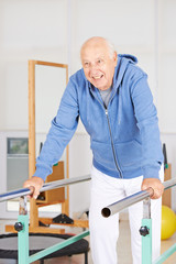 Mann am Reck bei Physiotherapie