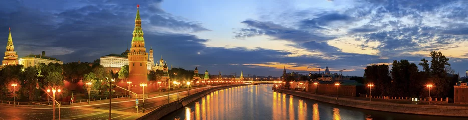 Foto op Plexiglas panoramische foto van het Kremlin van Moskou en de rivier van Moskou bij zonsopgang © manyasha
