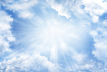 Rays of light shining in blue sky clouds - obrazy, fototapety, plakaty