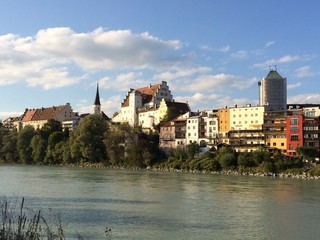 Blick auf den Inn und die Uferpromenade von Wasserburg am Inn, 