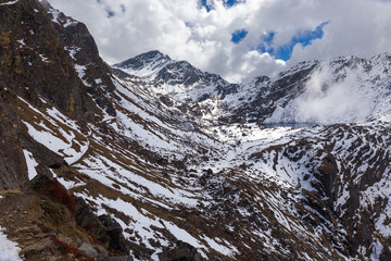 Obraz premium Snow mountains trail beautiful lake landscape, Gosaikunda Nepal.
