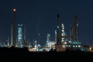 Obraz na płótnie Canvas Oil refinery, petrochemical plant at industial estate night time