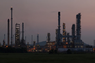 Obraz premium Oil refinery factory at sunrise