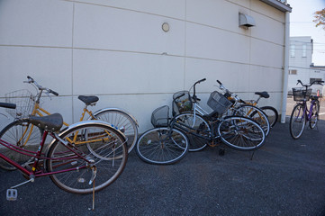 Fototapeta na wymiar コンビニの裏の放置自転車