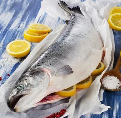 Foto auf Acrylglas Fish Salmon with lemon and spices .