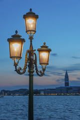 Obraz premium Classical street light in the lagoon of Venice, Italy