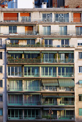 Fototapeta na wymiar Balcons en façade sur quai de Seine à Paris