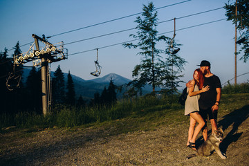 Photo beautiful couple in the mountains