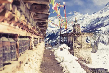 Foto op Plexiglas Nepal Gebedsmolens in het hoge Himalaya-gebergte, het dorp van Nepal, de reisbestemming van het toerisme
