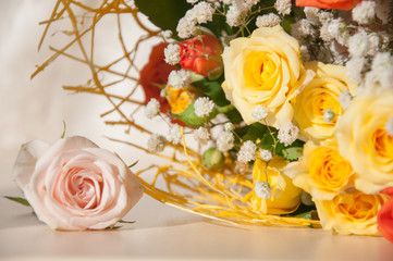 яркая кустовая роза в букете