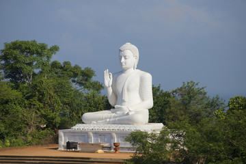 Скульптура сидящего Будды в монастыре Медамалува. Михинтале, Шри-Ланка